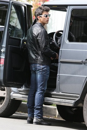 joe_jonas_nick_jonas_home_01_jpg - Jonas Brothers