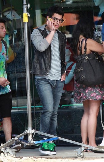 Joe+Jonas+Set+JONAS+Santa+Monica+3+H-qZ2meC1mXl - Jonas Brothers