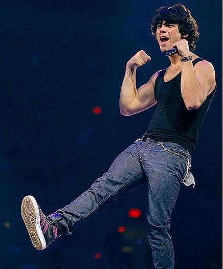 joe-8 - Jonas Brothers