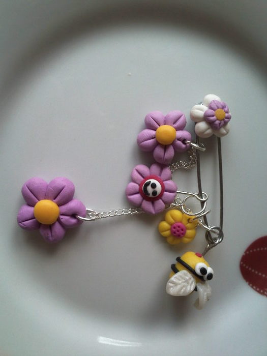 nr 11.brosa fimo pe ac albinuta PRET 16 LEI - bijuterii ceramica si fimo handmade