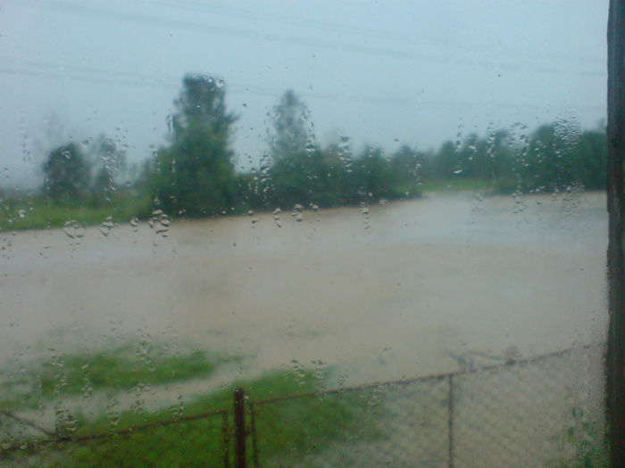 Un mic potop!Ce se vede  este strada care trece prin fata casei mele. Asa arata in vara anul