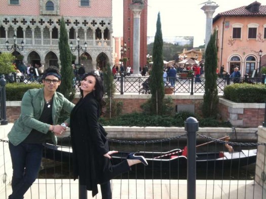 Joe-Jonas-Demi-Lovato-Epcot-525x393