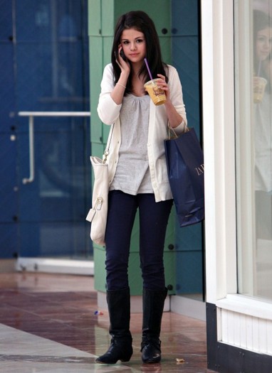 Selena-Gomez-photo-24-520x715 - Plata pt hotelulselenagomez123 pt camera vedetelor