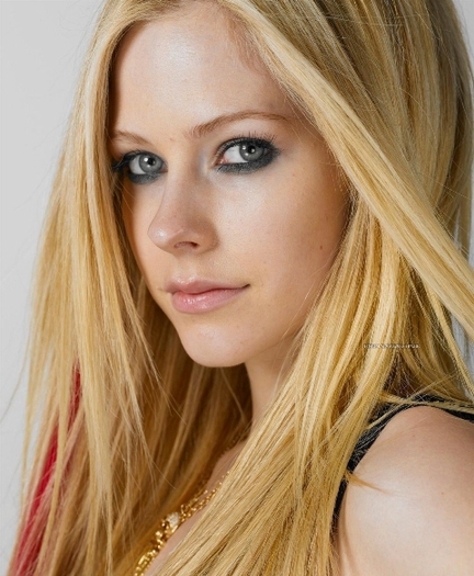 avrillavigneluckyuhqalbr1 - avrill 7