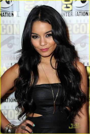 vanessahudgenscomiccon1 - vanessa hudgens  cu fedete