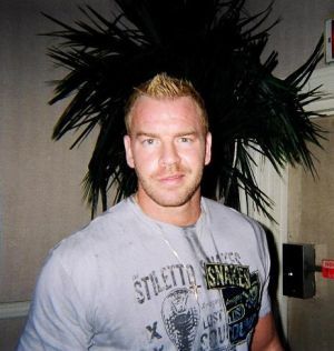 Da uite:Yo sunt Miley,super rasfatzata de Vince si Triple H! :P