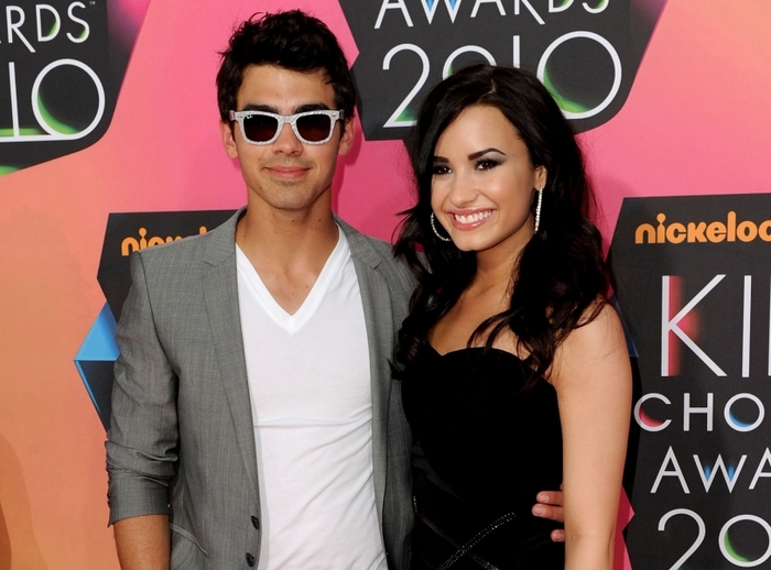 116606_joe-jonas-and-demi-lovato-step-out-as-a-couple-at-nickelodeons-23rd-annual-kids-choice-awards - Demi Lovato and Joe Jonas photo phoot