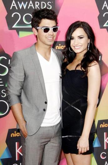 demi-lovato-and-joe-jonas-picture_400x607 - Demi Lovato and Joe Jonas photo phoot