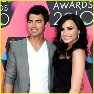 demi-lovato-joe-jonas-hiding - Demi Lovato and Joe Jonas photo phoot