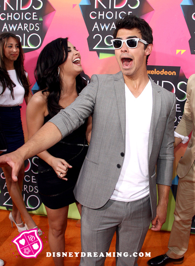 Demi-Lovato-Joe-Jonas-Nickelodeon-Kids-Choice-Awards-Laughing - Demi Lovato and Joe Jonas photo phoot