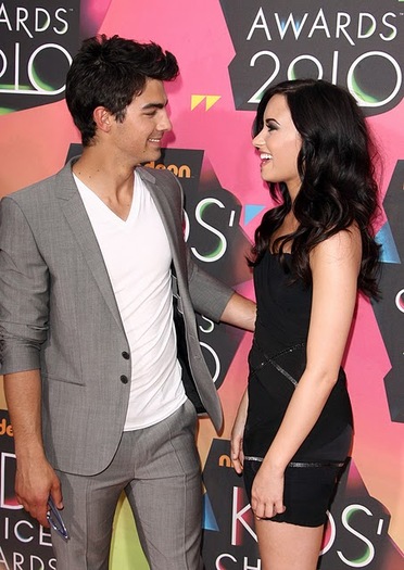 joe_jonas_demi_lovato_kca_2010_sweet_jpg