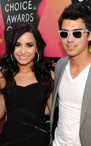 resized_lova - Demi Lovato and Joe Jonas photo phoot