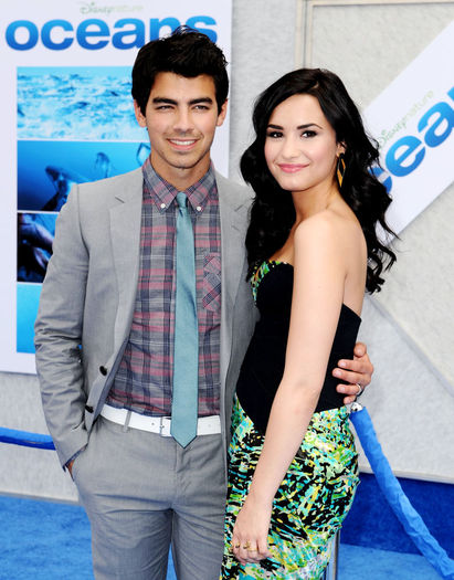 100417A1_LOVATO_B-GR_14 - Demi Lovato and Joe Jonas photo shoot 1