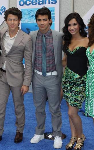 nick-joe-demi - Demi Lovato and Joe Jonas photo shoot 1