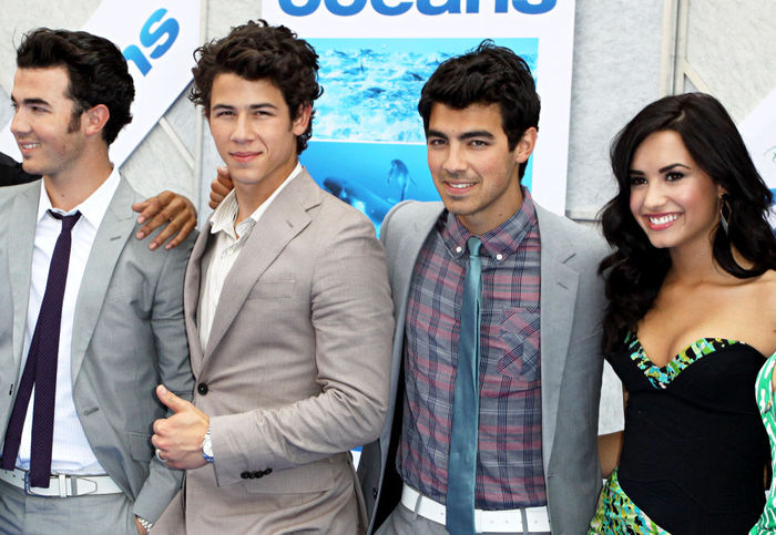 ocean_premiere_29_wenn2811516 - Demi Lovato and Joe Jonas photo shoot 1