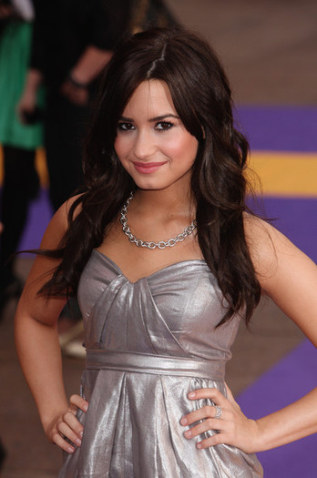 UK+Film+Premiere+Hannah+Montana+Movie+Outside+zXFQEVCcQFnl - Demi Lovato photo shoot 28