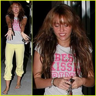 miley-cyrus-tanning-salon[1] - Miley Cyrus