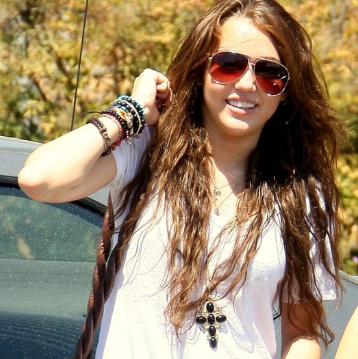 miley-cyrus-cool-down-coffee-09