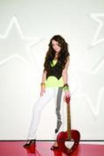 EWBLXMUAUTGLFERPDLQ - miley cyrus