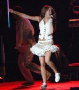 VAHZGBKPYZFPNDTIZKD - miley cyrus