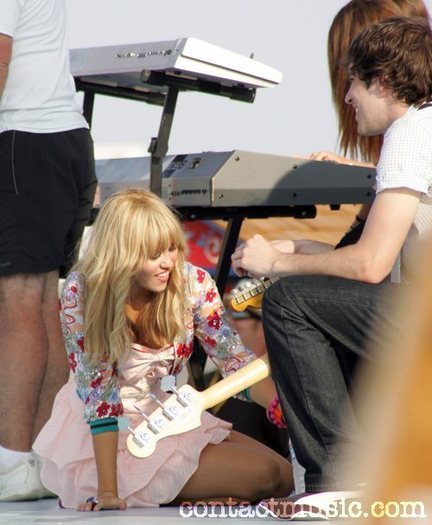 miley_cyrus_1976550