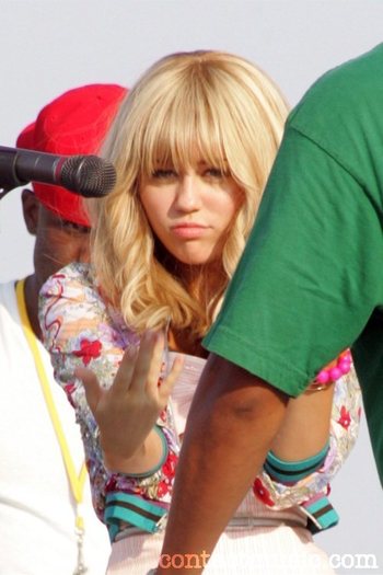 miley_cyrus_1976557
