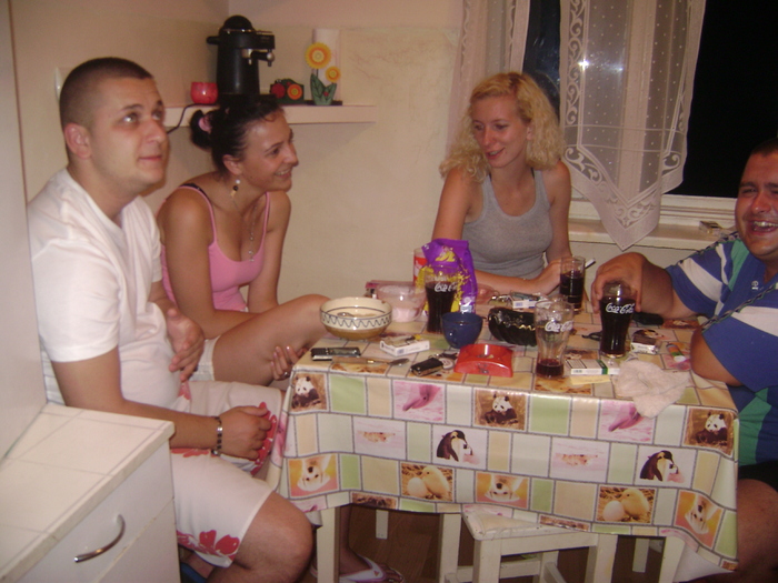 mai arunc cate-o privire la TV