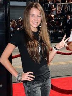 Miley Cyrus in negru
