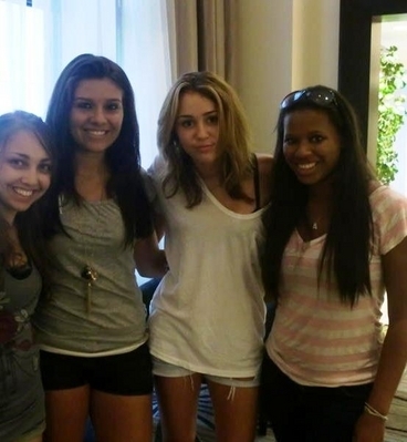 normal_0725_2 - 2010 17 Iulie-Miley At Her Hotel in Detroit With Fans