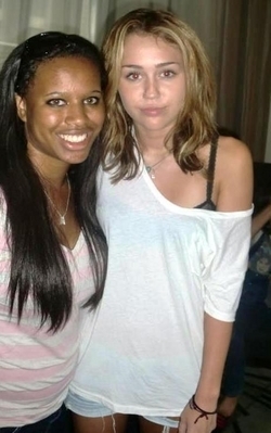 normal_0725_3 - 2010 17 Iulie-Miley At Her Hotel in Detroit With Fans