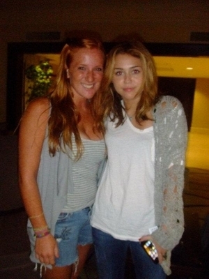 normal_0725_4 - 2010 17 Iulie-Miley At Her Hotel in Detroit With Fans