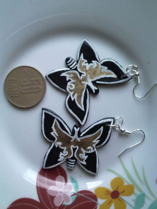 nr,17.CERCEI FLUTURII NEGRII PRET 16 LEI; CERCEI LUT PICTATI
