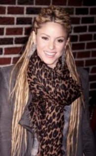 thumb 248 x 398 264208 199857 shakira dread 3 186x300 Shakira si a facut codite afro(poze) - shakira