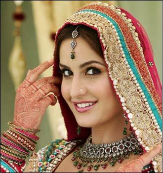 Katrina_kaif_in_bridal_dress[1]