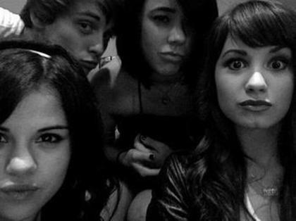 16938578_LURYDFZCH - Demi and her bffs