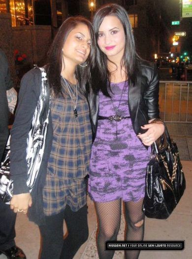 18316483_FMQSOTXTF - Demi and her bffs
