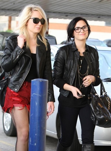 demi-lovato-big-bobs%2520(6)