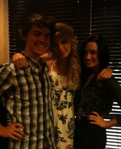 3924107128_3dcf5aaaec - Demi and her bffs