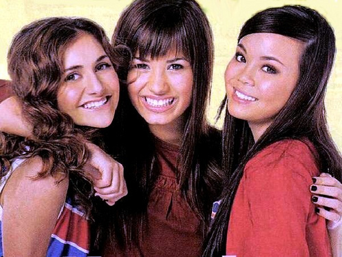 2437836959_007ac67132 - Demi and her bffs