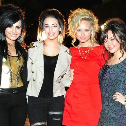2211 - Demi and her bffs