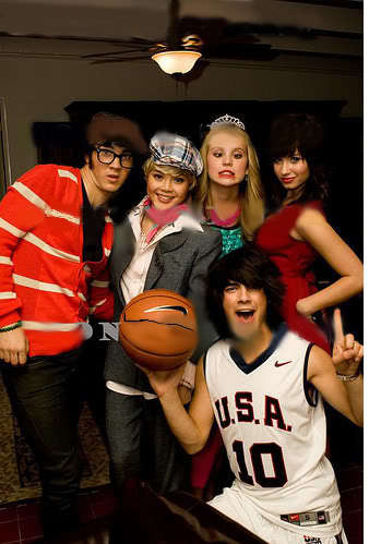 2593751110_39c138c7c4 - Demi and her bffs