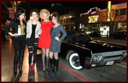normal_december036 - Demi and her bffs