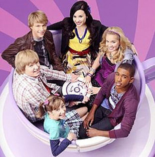 4314571902_bb358251a9_m - Demi and her bffs