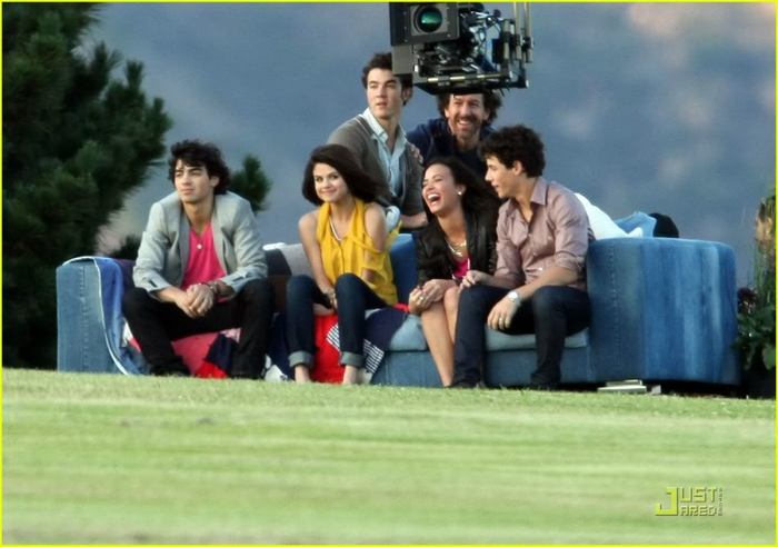selena-gomez-nick-jonas-wiffle-b-7