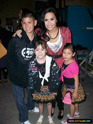 normal_033 - Demi and her bffs
