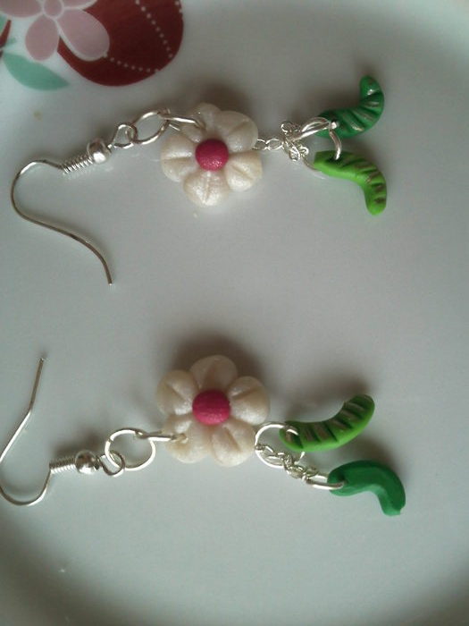 IMG2296NR.25 CERCEI FIMO PRET9 LEI; CERCEI FLORICICA ALBA CU FRUNZULITE DIN FIMO
