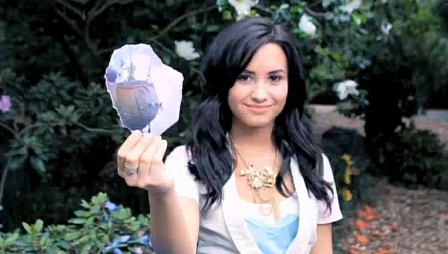 -Gift-of-a-friend-screens-demi-lovato-7998627-629-357 - Gift of a friend