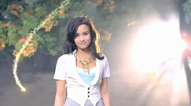 -Gift-of-a-friend-screens-demi-lovato-7998628-625-348