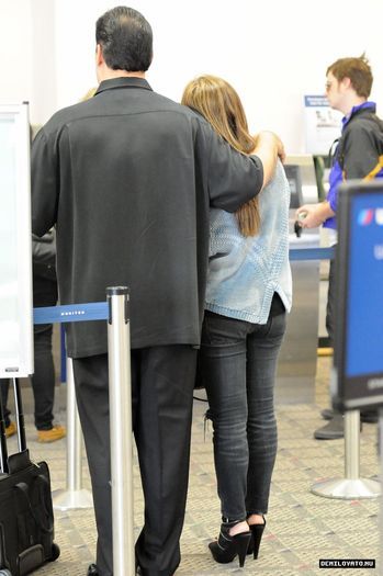 12 - Demi Lovato At the Burbank Airport2010 July 27