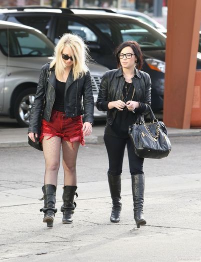 18 - Demi Lovato Going to have lunch with a Friend in Toluca Lake 2010 January 16